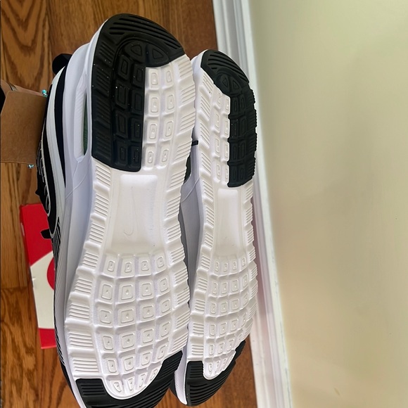 Nike Black and White Air Max Sneakers - Picture 4 of 4